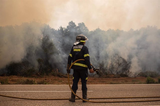 Un bombero trabaja en la zona cercana al incendio de la Sierra de la Culebra
