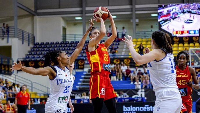 María Conde lanza a canasta en el amistoso entre España e Italia celebrado en Melilla