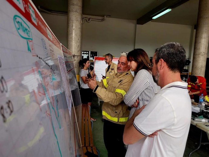 Laura Borrs visita el centro de control del incendio de Artesa de Segre (Lleida).