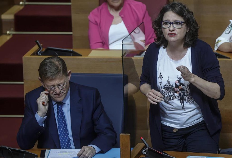 La vicepresidenta y consellera de Políticas Inclusivas de la Generalitat, Mónica Oltra, interviene junto al presidente de la Generalitat valenciana, Ximo Puig, durante una sesión de control en Les Corts