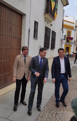 Archivo - Juanma Moreno con José María Bellido y Antonio Repullo, en una imagen de archivo.