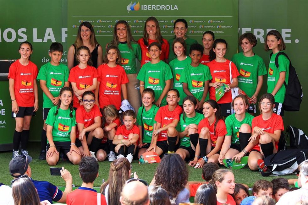 Alexia Putellas e Irene Paredes apoyan a los jugadores del torneo 3x3 'Somos la Roja, somos el verde'