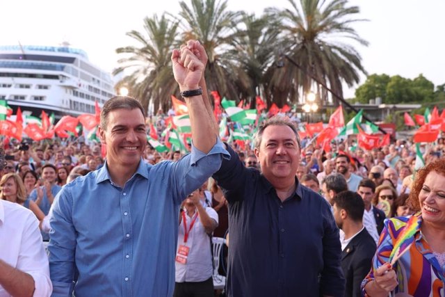 El secretario general del PSOE y presidente del Gobierno, Pedro Sánchez, y el secretario general del PSOE-A y candidato a la Presidencia de la Junta de Andalucía, Juan Espadas, este viernes en el acto del PSOE-A cierre de campaña del 19J en Sevilla.