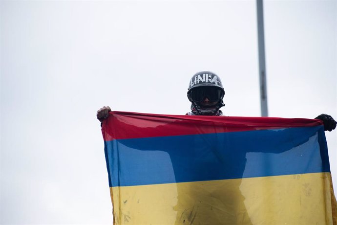 Archivo - Ciudadano colombiano durante una manifestanción contra el Gobierno