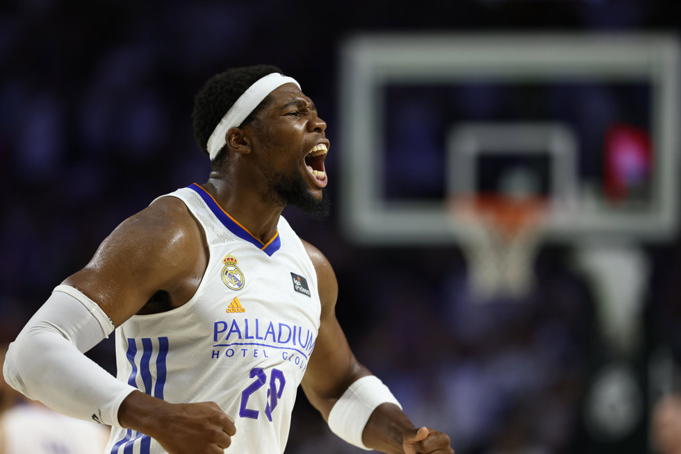 Yabusele celebra un mate en el Clásico ante el Bara