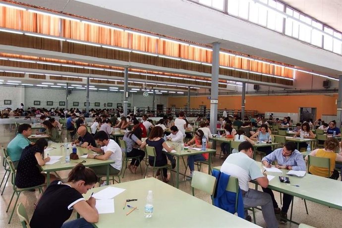 Archivo - Aspirantes en las oposiciones al cuerpo de maestros, en una foto de archivo