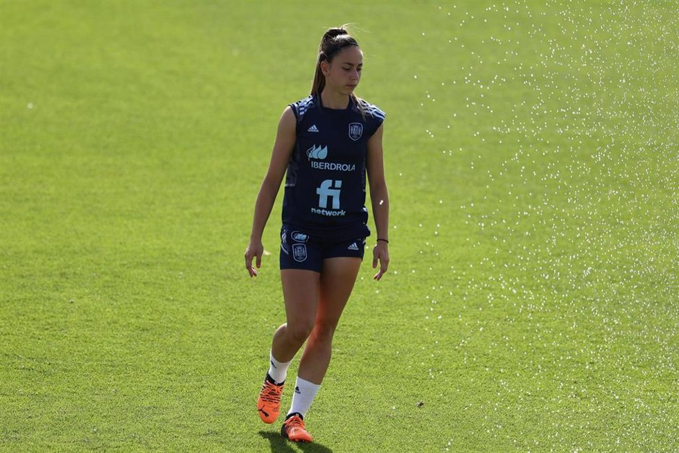 Athenea del Castillo durante un entrenamiento de la selección española de fútbol en Las Rozas