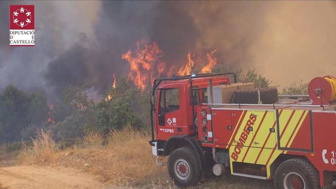 Medios aéreos y terrestres siguen trabajando para combatir el incendio de Caudiel (Castellón).