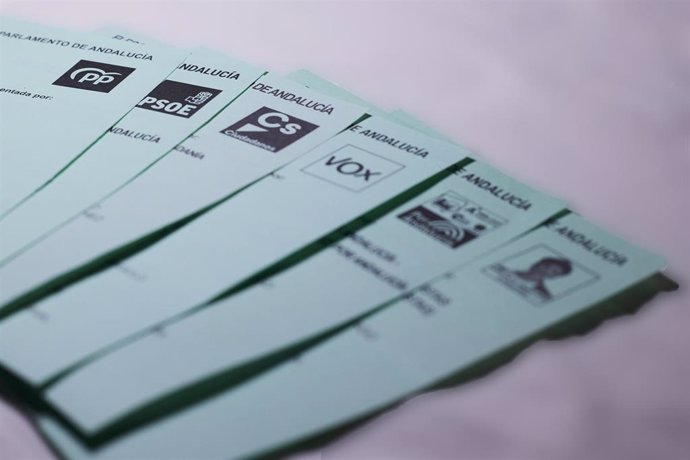 Detalle de las papeletas de los partidos políticos de cara a las Elecciones, del próximo 19 de junio, a la presidencia de la Junta de Andalucía, a 15 de junio del 2022 en Sevilla (Andalucía, España)