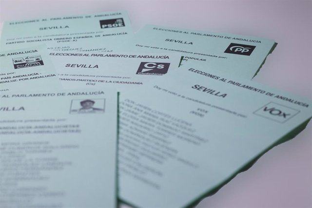 Detalle de las papeletas de los partidos políticos de cara a las Elecciones, del próximo 19 de junio, a la presidencia de la Junta de Andalucía, a 15 de junio del 2022 en Sevilla (Andalucía, España)