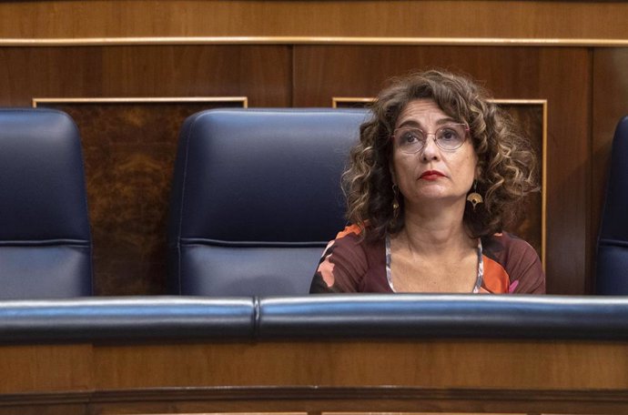 La ministra de Hacienda y Función Pública, María Jesús Montero, durante una sesión plenaria en el Congreso de los Diputados, a 9 de junio de 2022, en Madrid (España). El pleno gira en torno a la votación del proyecto de ley de impulso a los planes de pe