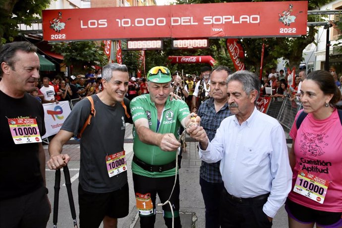 Zuloaga, Revilla y Fernández en la salida de 'Los 10.000 de Soplao'