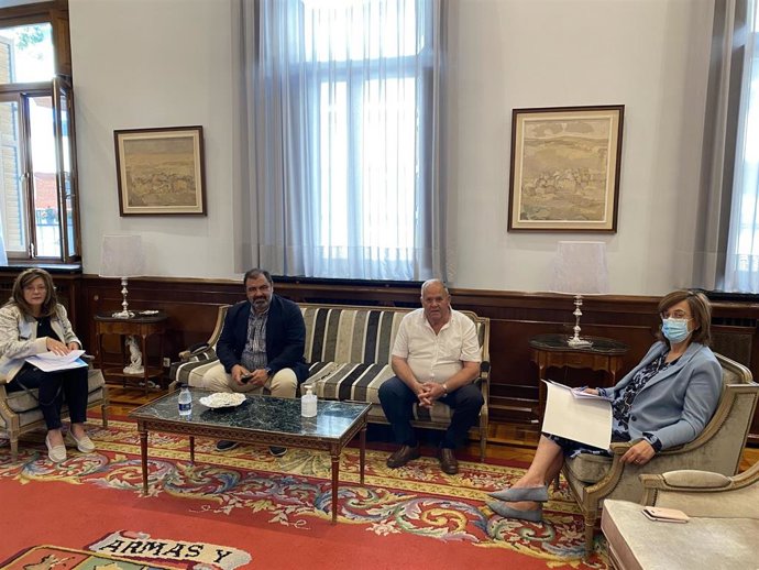 Armisén (d) recibe al alcalde de Báscones de Ojeda.