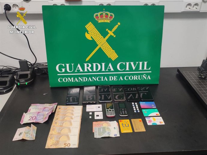 Efectos incautados en la operación en la que fueron detenidas tres personas e investigada otra por estafa y pertencencia a grupo criminal en Carballo (A Coruña)