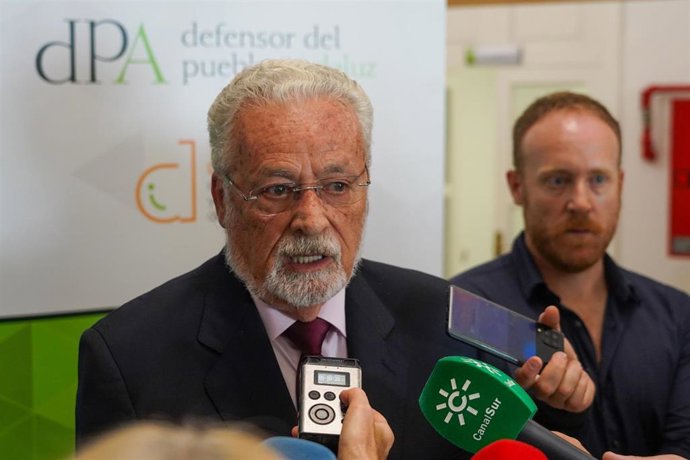El Defensor del Pueblo Andaluz, Jesús Maeztu, atiende a los medios, foto de recurso  