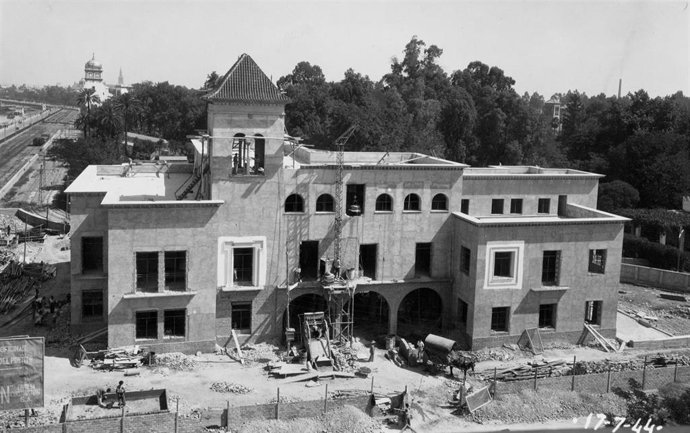 Imagen de la construcción de la actual sede de la Autoridad Portuaria de Sevilla (APS) en la década de los 40.