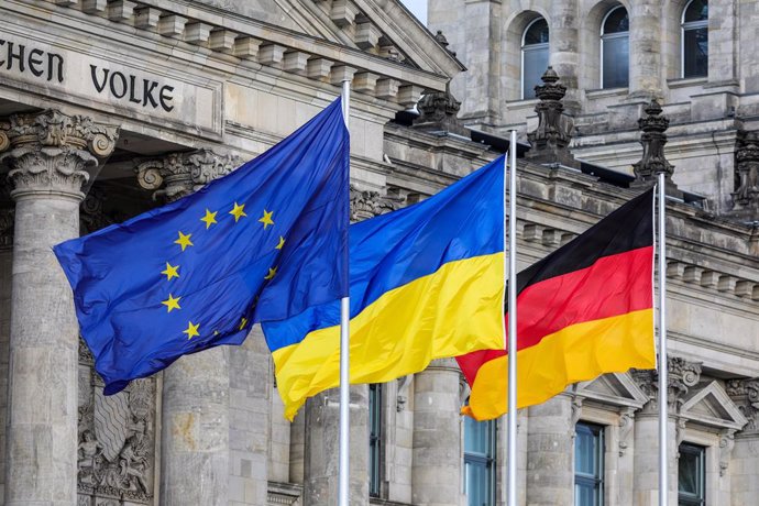 El Reichstag enarbora la bandera de la UE, la bandera ucranesa i la bandera alemanya a Berlín