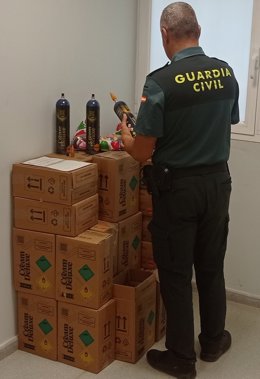Un agente de la Guardia Civil con botellas de oxido nitroso. Archivo.