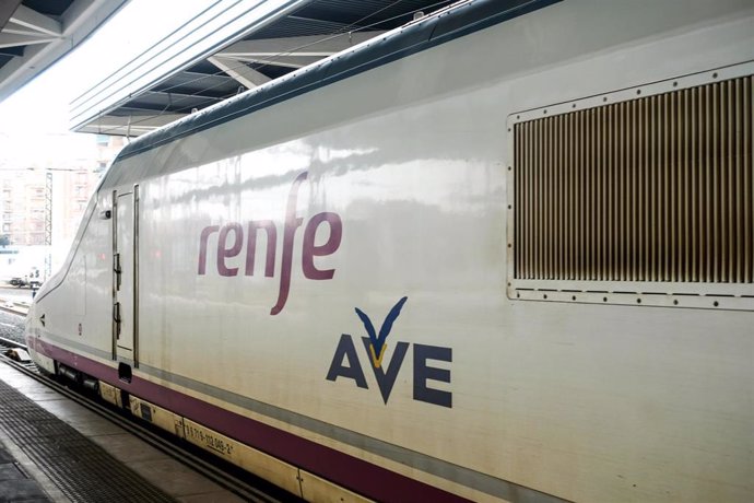 Archivo - Cabecera de un tren AVE de Renfe en las vías de la Estación de Atocha, en Madrid a 23 de enero de 2020.