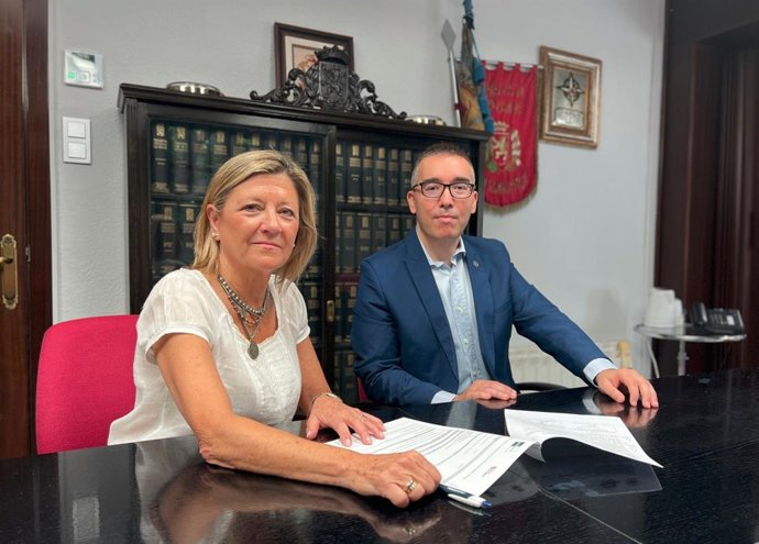 La concejala delegada de Policía Local, Patricia Cavero y el director del Centro Asociado de la UNED en Calatayud, Luis Joaquín Simón.