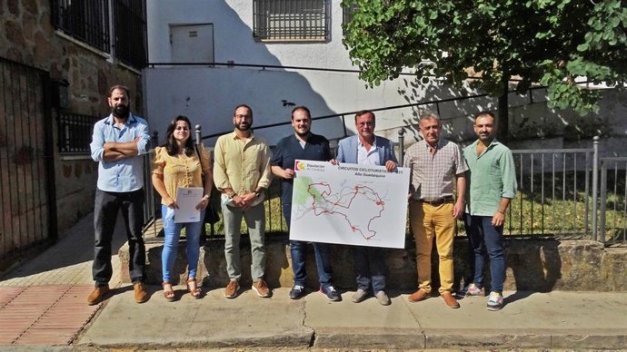 El delegado de Medio Natural y Carreteras de la Diputación de Córdoba, Francisco Palomares, ha mantenido un encuentro con alcaldes de la comarca del Alto Guadalquivir para informarles del proyecto de Circuito cicloturístico (BTT) en la comarca.