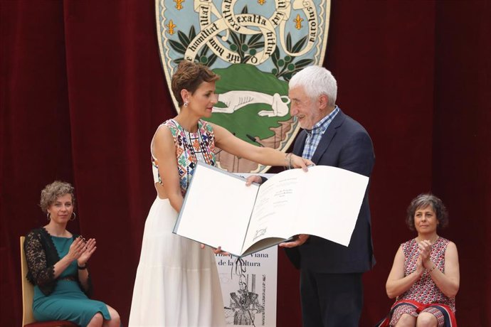 Pedro Salaberri recibe, de manos de la presidenta María Chivite, el Premio Príncipe de Viana de la Cultura 2022.