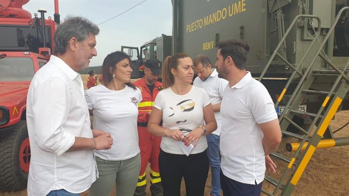Vázquez (i), Sánchez, Barcones y Fagúndez, en el Centro de Mando Avanzado del incendio en La Sierra de la Culebra.