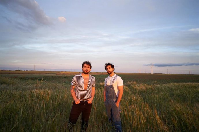 Archivo - Vila Chinaski (izquierda) y JAM3S (derecha) presentan 'En tu casa'.