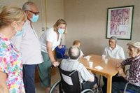 Isabel Blanco visita a los evacuados de Ferreras de Abajo ubicados en la residencia Los Valles de Benavente