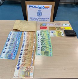 Sobre y dinero envíado por el detenido.