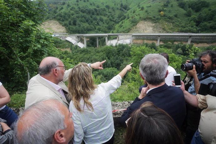 El presidente de la Xunta de Galicia, Alfonso Rueda (d), y la ministra de Transportes, Raquel Sánchez (c), durante su visita a la parte del acueducto caído de Pedrafita do Cebreiro, a 17 de junio de 2022, en Pedrafita do Cebreiro, Lugo