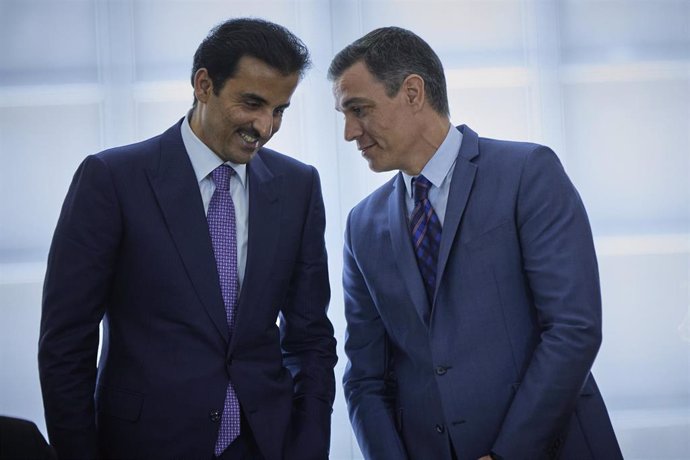 Archivo - El Emir de Qatar, Tamim bin Hamad Al Thani (i) y el presidente del Gobierno, Pedro Sánchez.