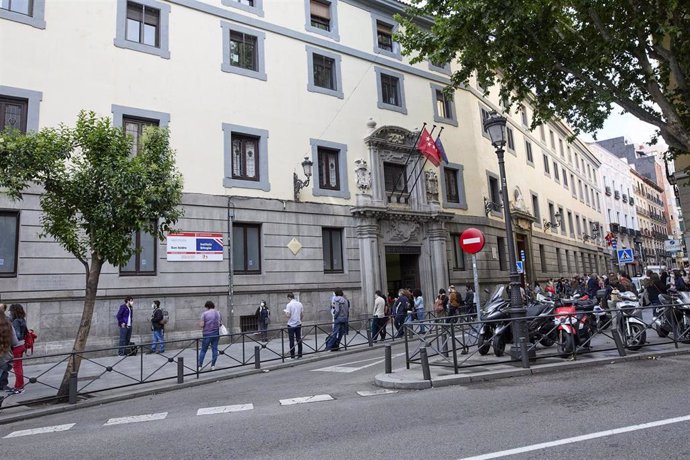 Archivo - Varias personas esperan en las puertas del Instituto San Isidro, donde van a realizar el examen de oposición.