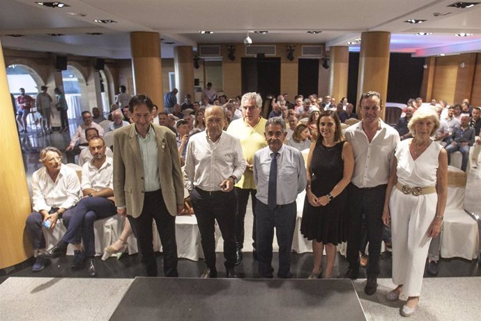 El presidente y consejeros del PRC en el Gobierno de Cantabria, en un acto ante alcales y cargos municipales del partido