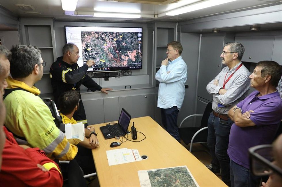 El 'president' de la Generalitat, Ximo Puig, visita el Puesto de Mando Avanzado del incendio forestal de Caudiel