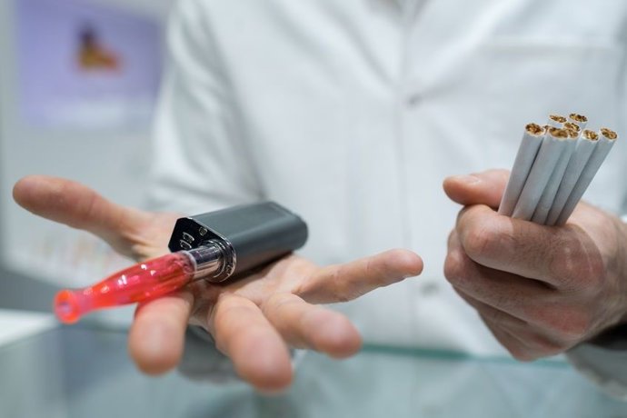 Archivo - Productos que suministran nicotina frente al cigarrillo de combustión