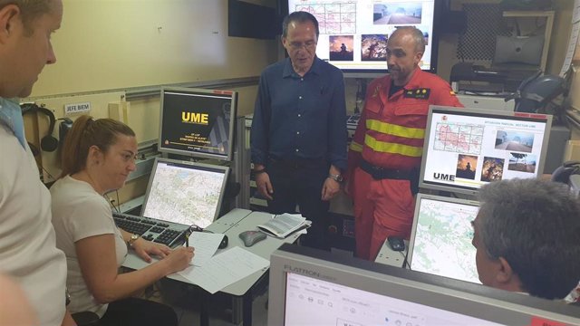 La delegada del Gobierno en Castilla y León, Virginia Barcones, durante su visita al Centro de Operaciones de la Unidad Militar de Emergencia (UME) en el incendio de la Sierra de la Culebra (Zamora)