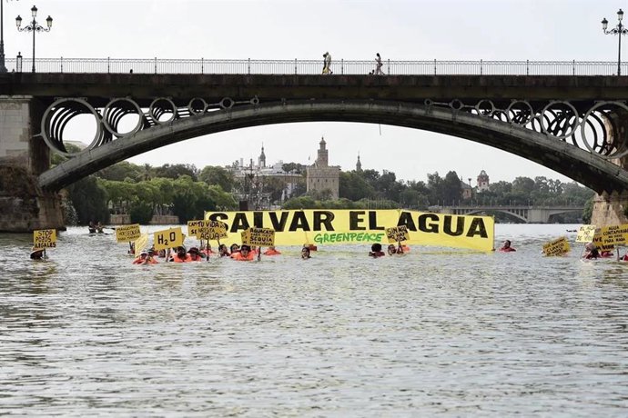 Acción de protesta de Greenpeace este sábado, jornada de reflexión, en el Guadalquivir para exigir una mejor gestión del agua.