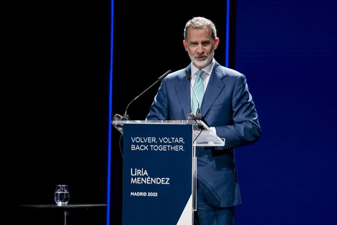 El Rey Felipe VI preside el acto conmemorativo del 75 aniversario del despacho de abogados 'Uría Menéndez, en el Teatro Coliseum de Madrid, a 17 de junio de 2022, en Madrid (España). El despacho de Abogados Uría Menéndez fue creado en 1946 por el pr