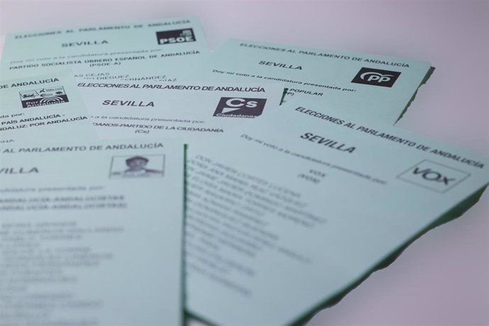 Detalle de las papeletas de los partidos políticos de cara a las Elecciones, del próximo 19 de junio, a la presidencia de la Junta de Andalucía