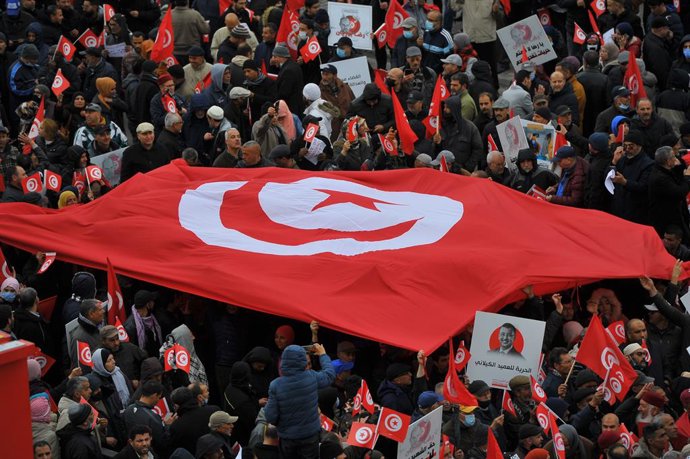 Archivo - 19 March 2022, Tunisia, Tunis: Tunisians take part in a rally along the Beb Saadoun Street heading to the Bardo square on the 66th Independence Day of Tunisia and against President Kais Saied, accused by opponentsof grabbing power amid a deep