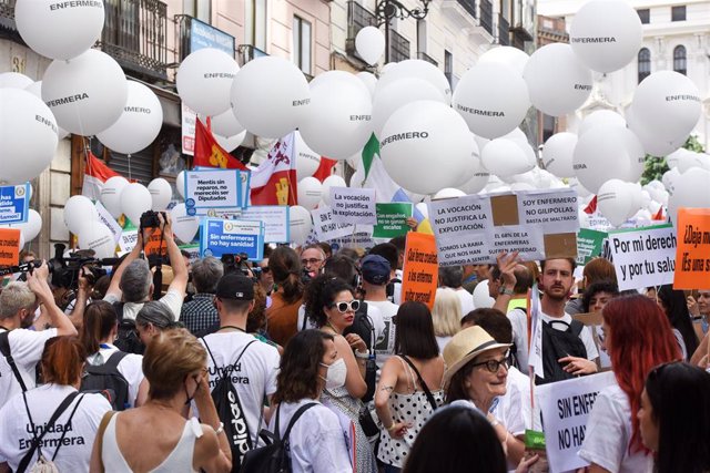 Una multitud con globos blancos protesta durante una manifestación contra el “abandono” de la sanidad, a 18 de junio de 2022, en Madrid (España). La marcha, convocada por Unidad Enfermera, tiene el objetivo de denunciar el “grave abandono” que sufre el si