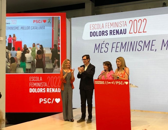 El líder socialista en el Parlament, Salvador Illa, al costat de la presidenta del Congrés, Meritxell Batet ; la sotssecretria general del PSOE, Adriana Lastra, i la secretria de Polítiques Feministes del PSC, Sonia Guerra