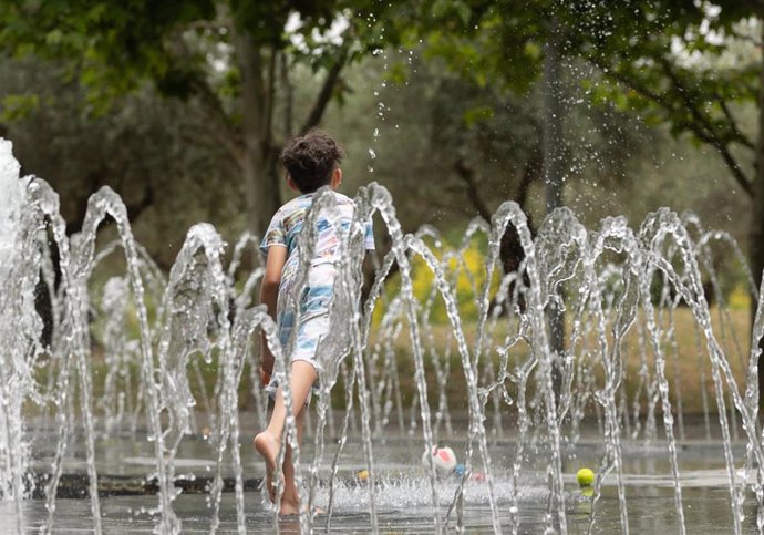 Un niño se moja en los chorros de Madrid Río, a 16 de junio de 2022, en Madrid (España). La ola de calor continúa avanzando en Madrid con calima y temperaturas, que a primera hora de la mañana, marcaban los 27 grados. Madrid y otras comunidades autónoma