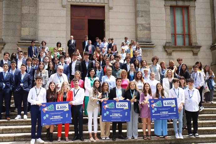 Alumnos del IES Rafael Puga Ramón de A Coruña, de La Salle de Santiago y de la USC ganan el concurso Parlamento Xove