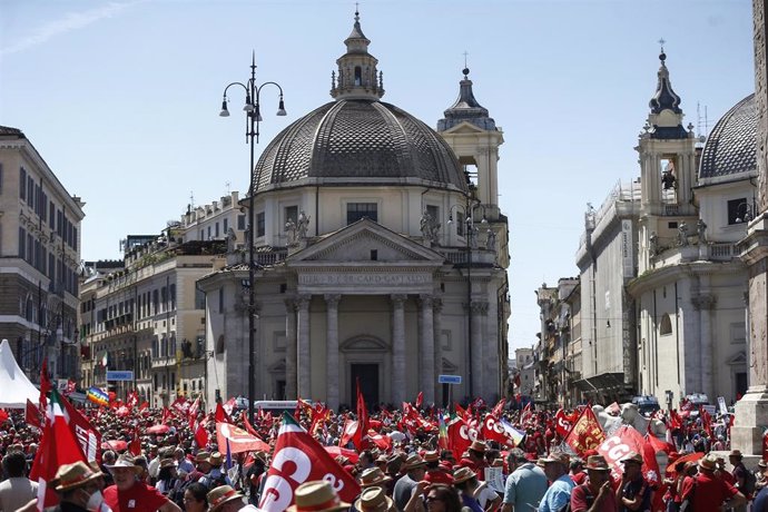 Manifestación del sindicato Confederación General Intaliana del Trabajo (CGIL) en Roma