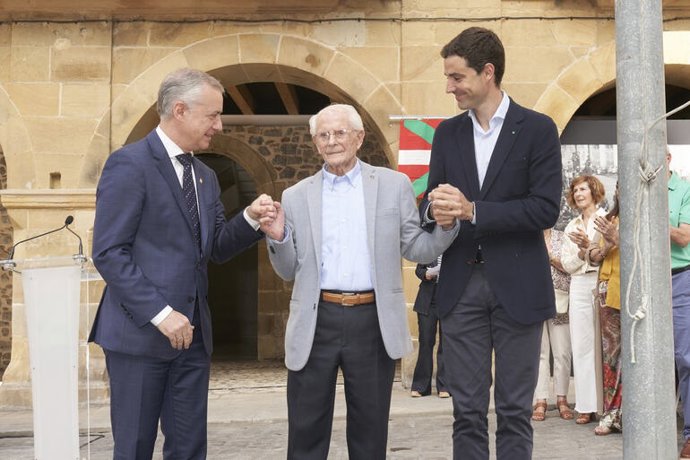 El Lehendakari, Iñigo Urkullu, y el alcalde de Bermeo, Asier Abaroa, junto al gudari Juan Arrieta en un homenaje a milicianos y gudaris celebrado en la localidad costera