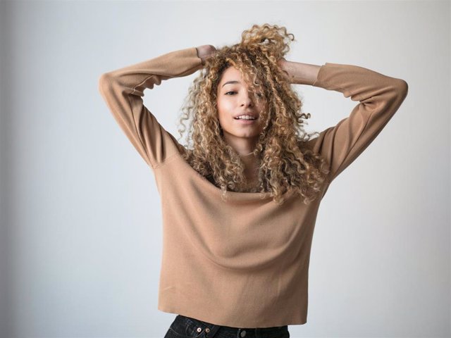 Chica curly: Cómo hidratar tus rizos para que luzcan elásticos y brillantes