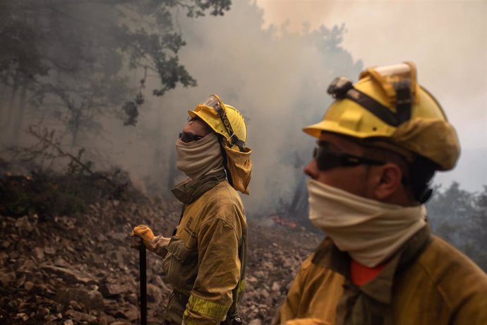 Bomberos trabajan en la extinción del incendio en la Sierra Culebra .