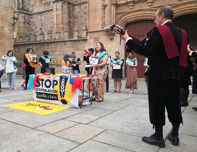 Jóvenes de Castilla y León celebra una ceremonia "simbólica" para visibilizar el "problema del éxodo juvenil"